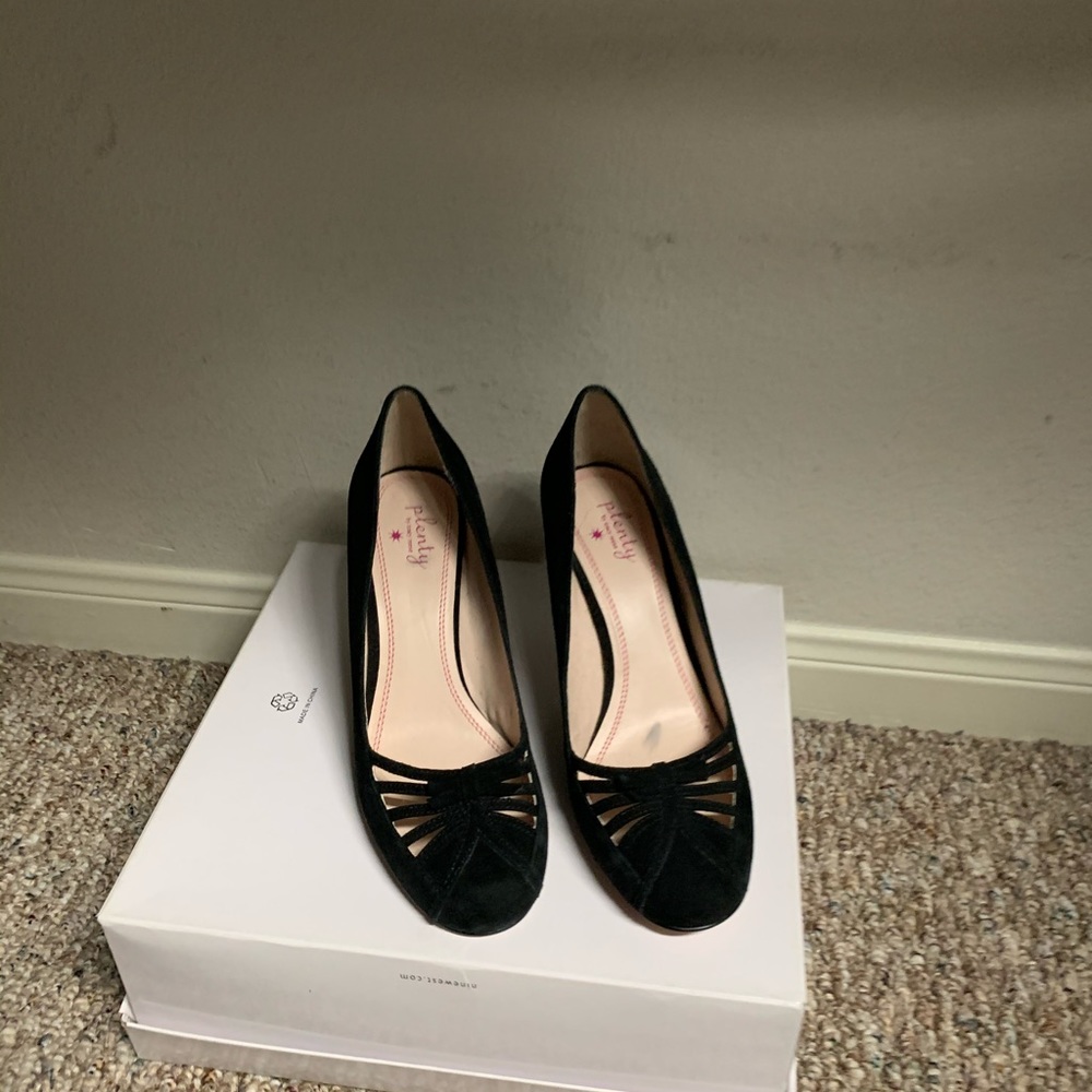 Black Pumps